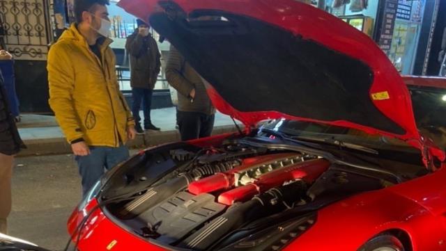 ferrari-yolda-kaldi.jpg