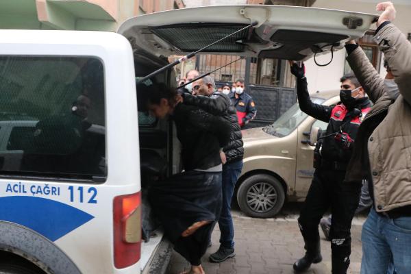 kiraci-ev-sahibi-kavgasina-mudahale-eden-polisler-bicakla-yaralandi-002.jpg