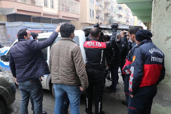 kiraci-ev-sahibi-kavgasina-mudahale-eden-polisler-bicakla-yaralandi.jpg