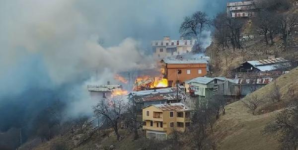 koyde-yangin-cikti-8-ev-alevler-altinda-001.jpg
