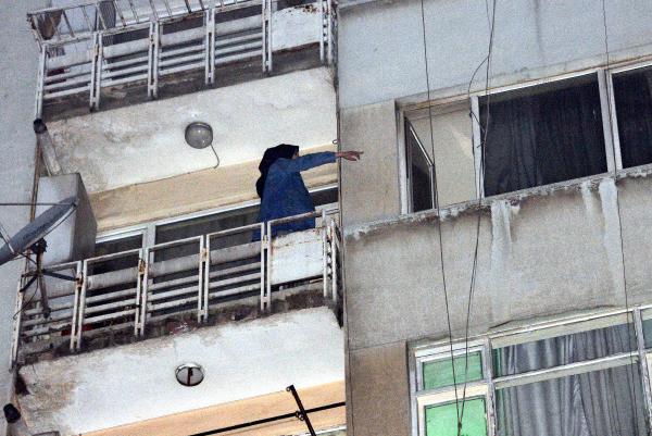 abileriyle-kavga-etti-pencereden-yandaki-bos-daireye-gecti-genc-kadini-polis-kurtardi.jpg