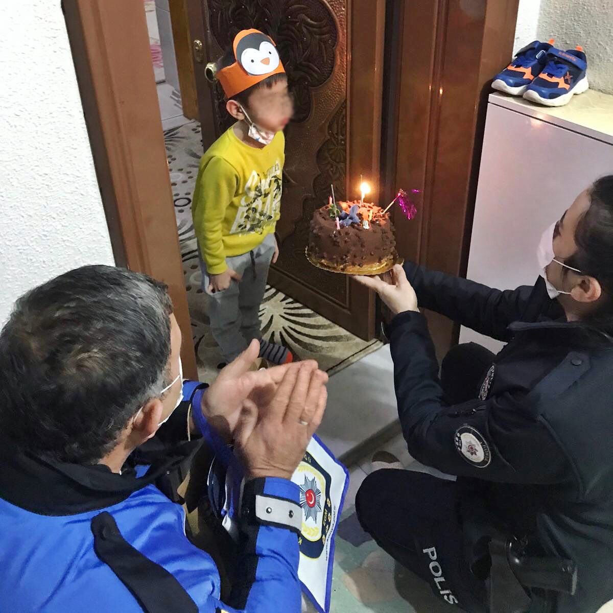 konya-polisinden-sehit-polisimizin-ogluna-dogum-gunu-surprizi-002.jpg