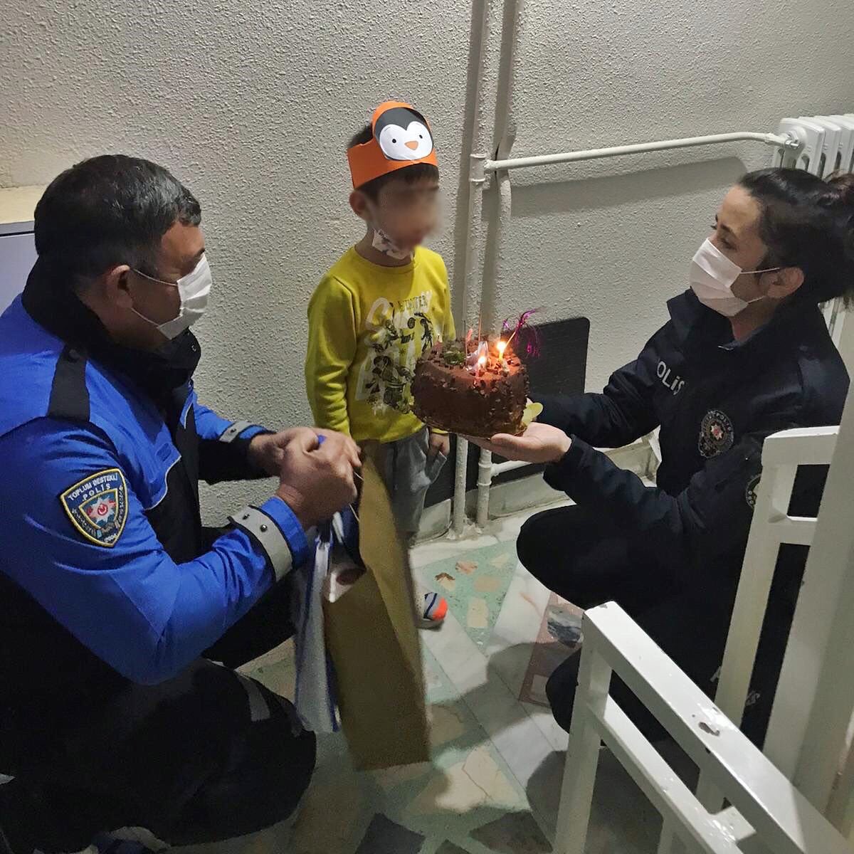 konya-polisinden-sehit-polisimizin-ogluna-dogum-gunu-surprizi-003.jpg