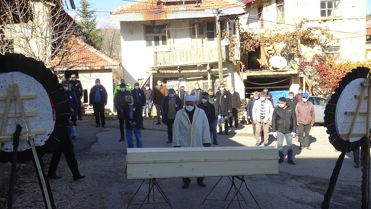 konyada-koronavirusten-hayatini-kaybeden-trafik-polisi-abdullah-bagcevli-topraga-verildi-002.jpg