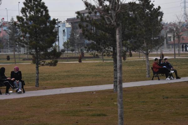 konyada-kisitlamayi-ihlal-edenler-parklari-doldurdu-polis-ihbardan-ihbara-kostu-002.jpg
