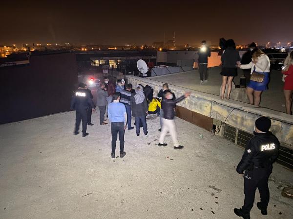 sosyal-medya-canli-yayini-yasaga-ragmen-eglenceye-dalan-64-kisiyi-yakti-003.jpg