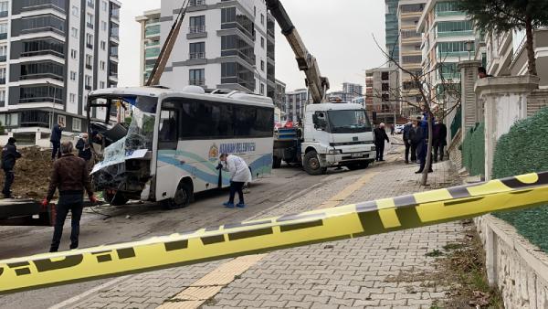 belediye-iscilerini-tasiyan-servis-midibusu-devrildi-2-olu-16-yarali-001.jpg
