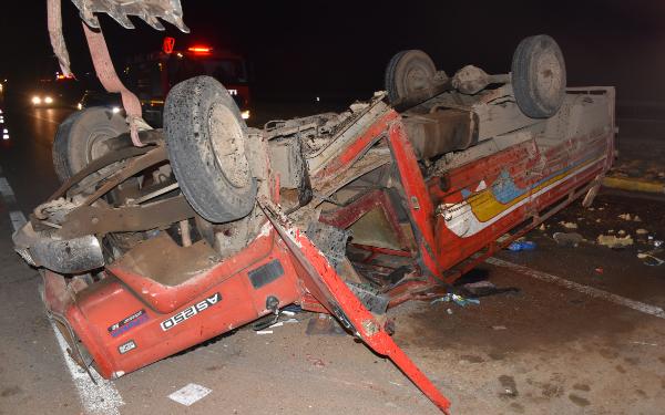 kamyonet-devrildi-1-olu-1-yarali.jpg
