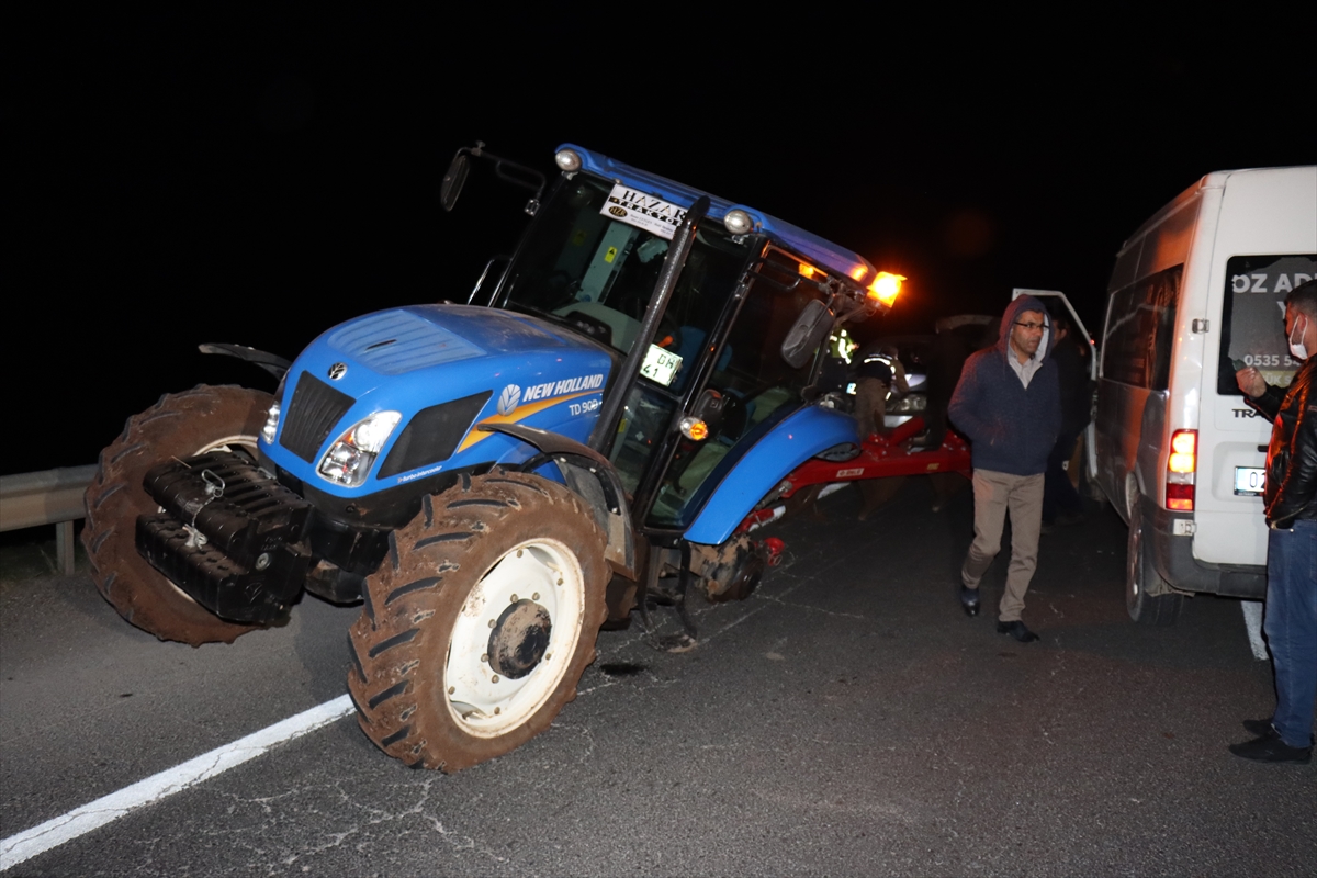 traktorun-firlayan-lastigi-polis-aracina-carpti-1-yarali.jpg