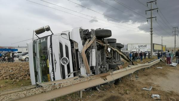 konya-plakali-tir-otomobille-carpisip-devrildi-30-ton-pancar-yola-sacildi-002.jpg