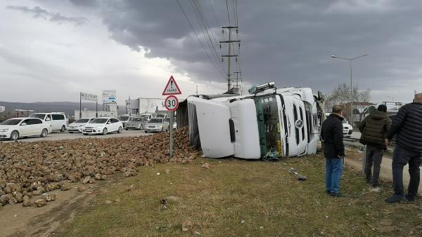 konya-plakali-tir-otomobille-carpisip-devrildi-30-ton-pancar-yola-sacildi.jpg