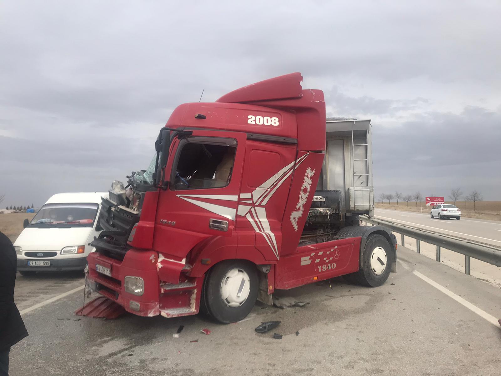 konyada-tir-kamyonetle-carpisti-ankara-yolunu-kapatan-kaza-002.jpeg