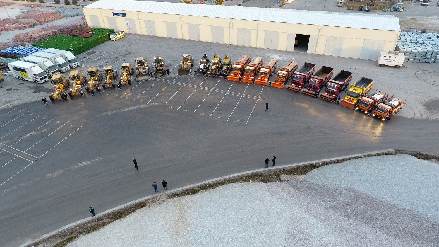 meteoroloji-beklenen-kar-uyarisini-yapti-karatay-belediyesi-ekipleri-mucadele-icin-hazir-002.jpg