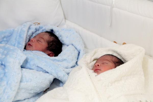 saglik-calisani-koronavirusu-yendikten-3-gun-sonra-ikiz-bebek-dunyaya-getirdi-004.jpg