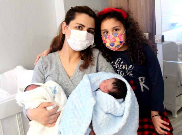 saglik-calisani-koronavirusu-yendikten-3-gun-sonra-ikiz-bebek-dunyaya-getirdi-007.jpg