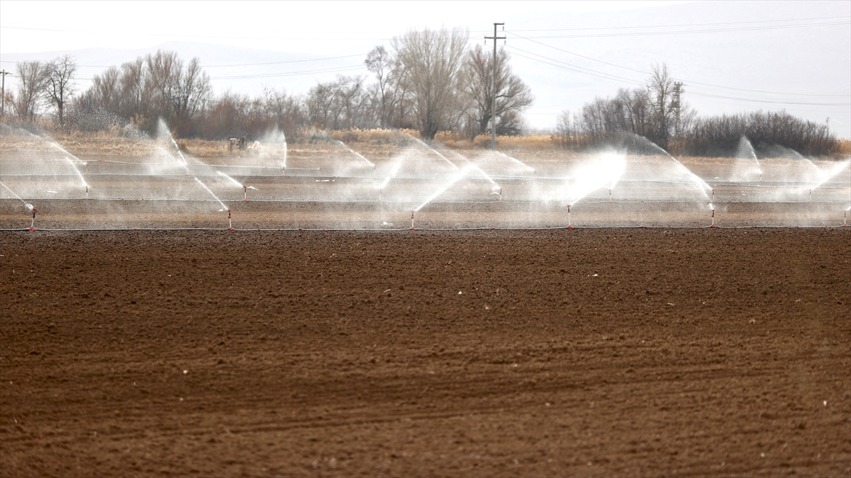 yagislar-yeterli-gelmeyince-kis-ortasinda-sulama-basladi.jpg