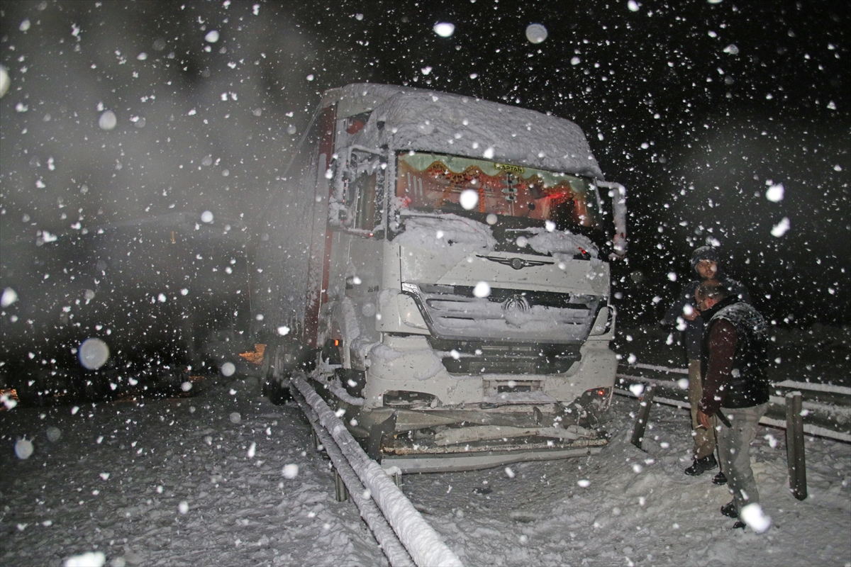 kar-yagisi-nedeniyle-kayseri-sivas-kara-yolunda-cok-sayida-arac-mahsur-kaldi.jpg