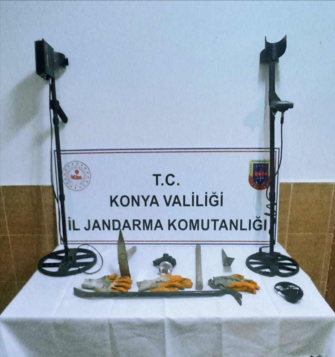 konyada-kazmayi-park-ettikleri-aracin-yaninda-unutan-define-avcilari-jandarmaya-yakalandi.jpeg
