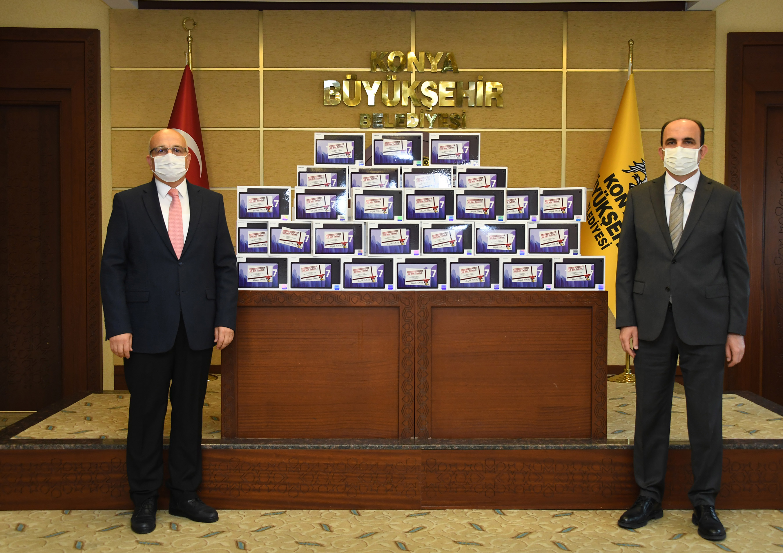 konya-buyuksehir-belediyesi-uzaktan-egitim-icin-10-bin-tablet-bilgisayar-dagitti-001.jpg