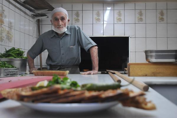 konyada-80-yasindaki-etliekmek-ustasi-genclere-tas-cikartiyor-001.jpg