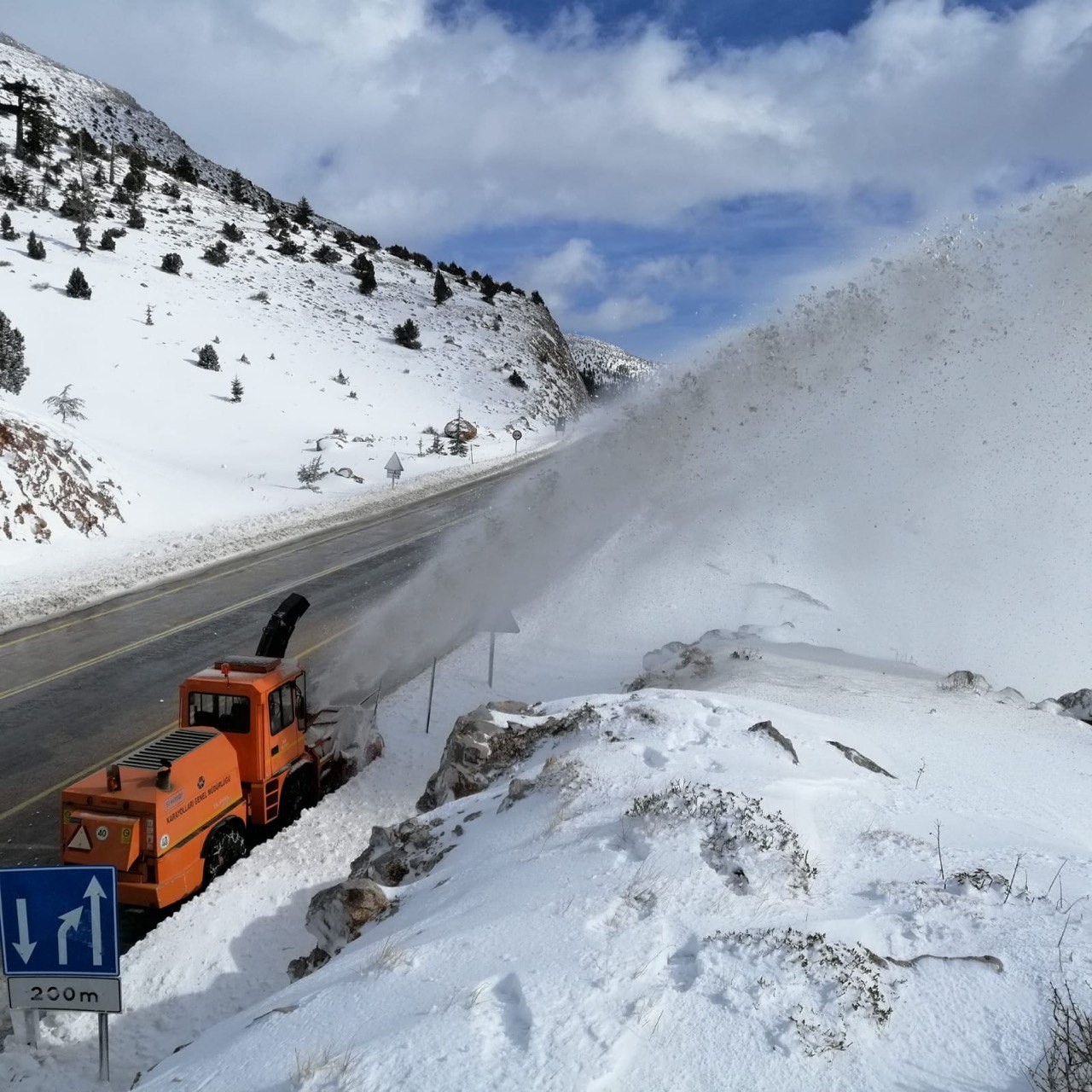 kar-altindaki-konya-antalya-kara-yolunda-son-durum-ekipler-calisiyor-003.jpg