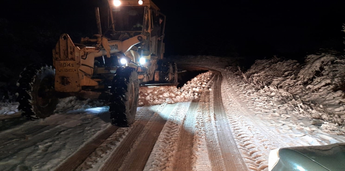 kar-gormeye-gittiler-yol-kapaninca-mahsur-kaldilar-ekipler-onlar-icin-seferber-oldu-001.jpg