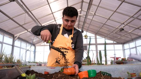 konyanin-ozel-ogrencileri-atiklardan-urettikleri-toprakla-cicek-yetistiriyor-003.jpg