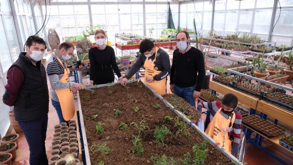 konyanin-ozel-ogrencileri-atiklardan-urettikleri-toprakla-cicek-yetistiriyor.jpg