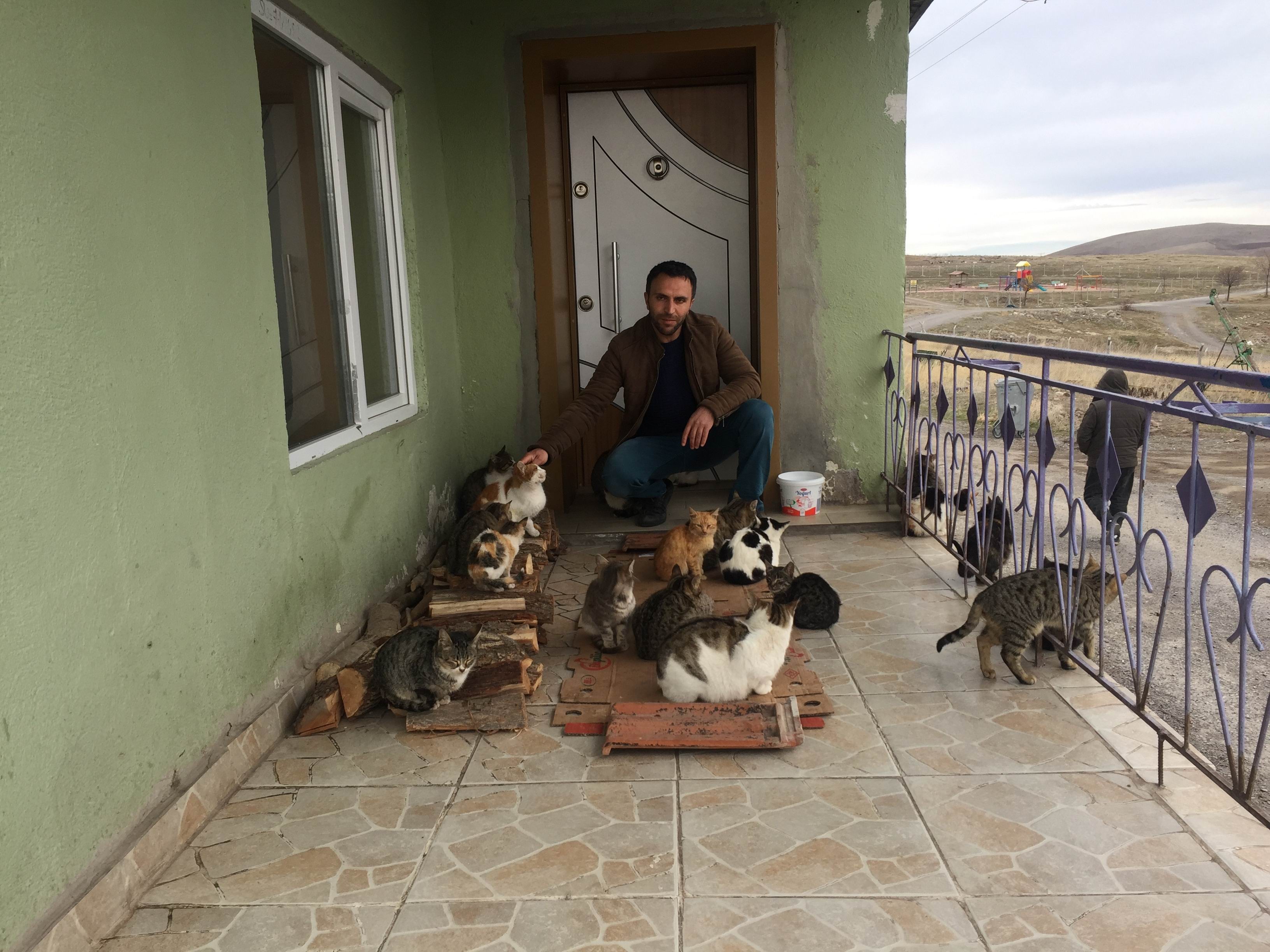 konyanin-kedi-dostu-imami-evinde-30-kedi-besliyor-002.jpg