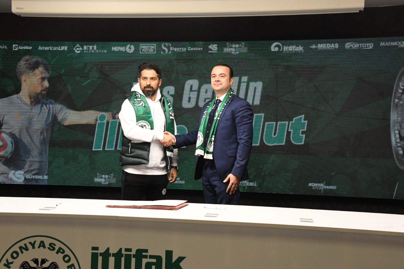 konyaspor-ilhan-palut-ile-1-bucuk-yillik-sozlesme-imzaladi-003.jpeg