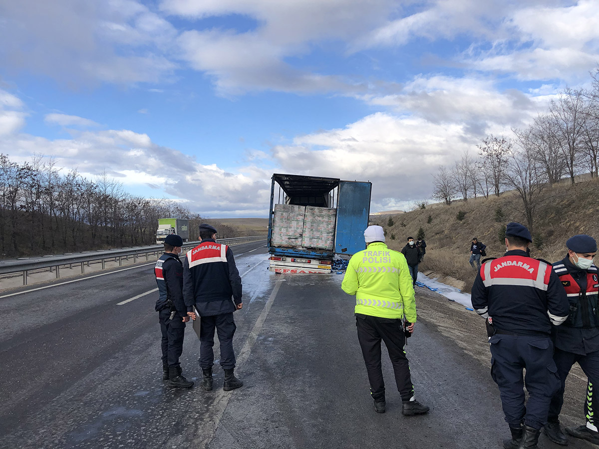 konyadan-istanbula-giden-deterjan-yuklu-tir-yandi-002.jpg