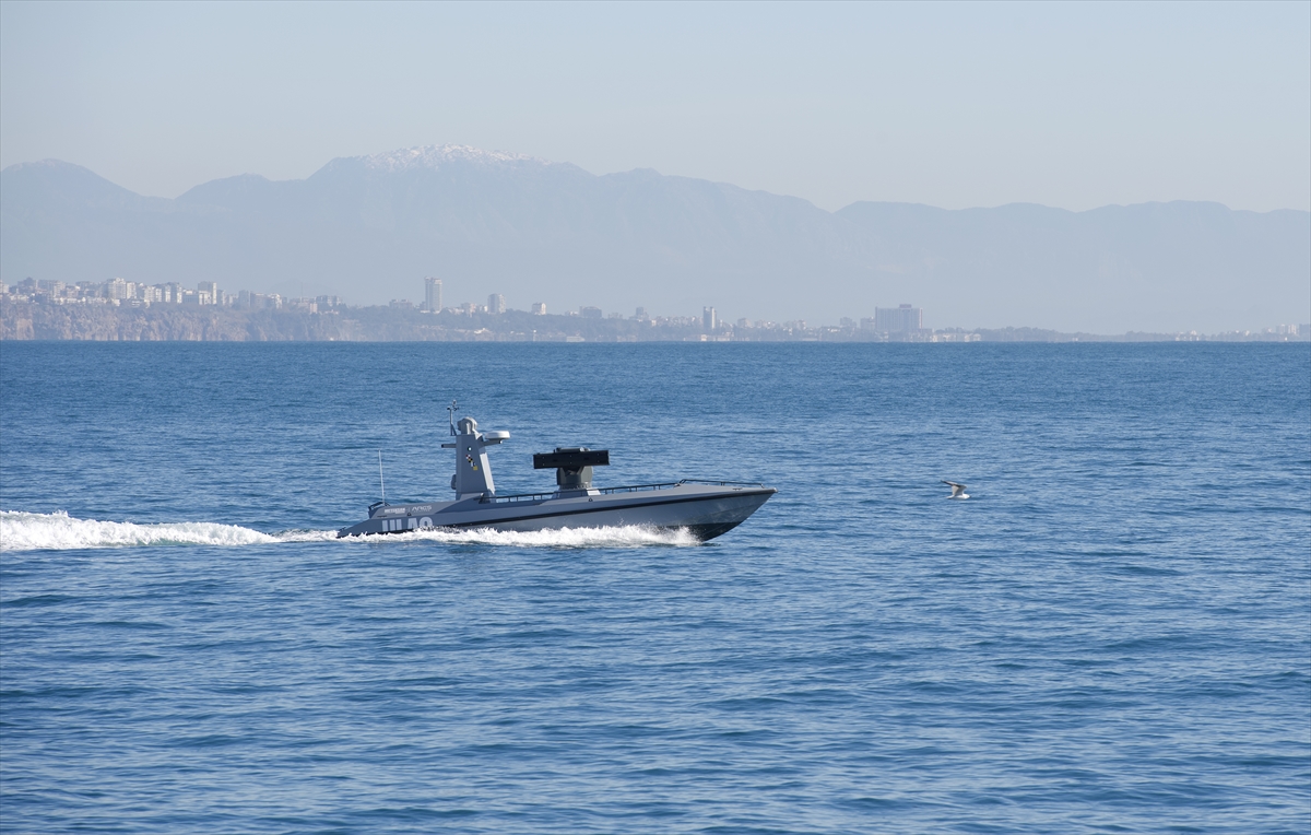 turkiyenin-ilk-silahli-deniz-araci-ulaq-suya-indirildi-002.jpg