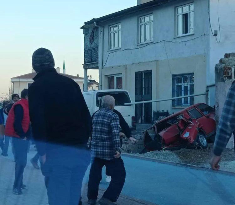 konyada-yoldan-cikan-otomobil-duvara-carpti-4-yarali.jpeg