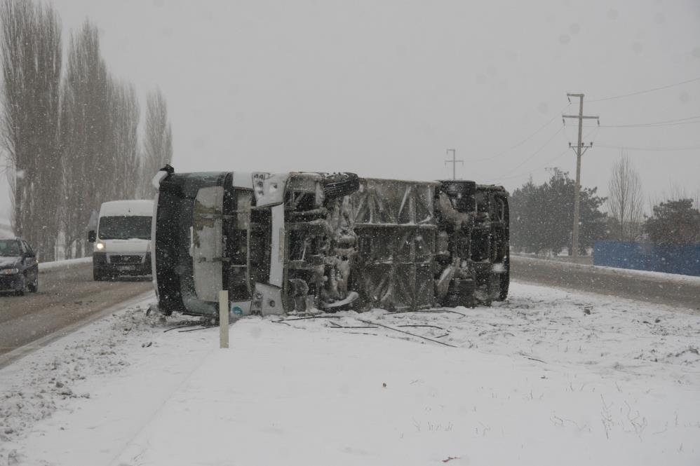 konya-yolunda-otobus-devrildi-001.jpg