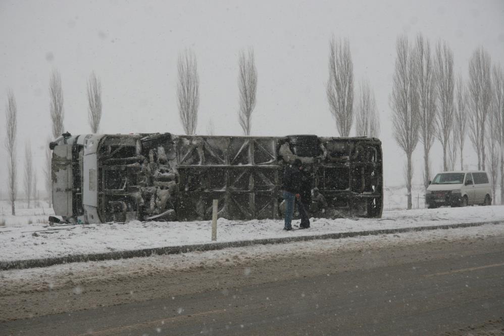 konya-yolunda-otobus-devrildi-002.jpg
