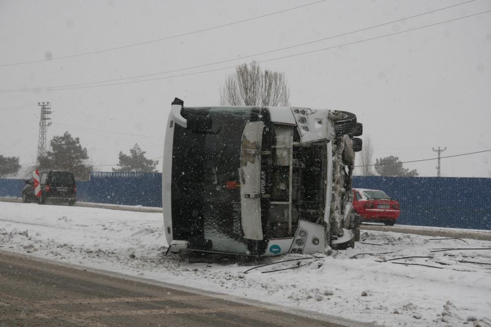 konya-yolunda-otobus-devrildi.jpg