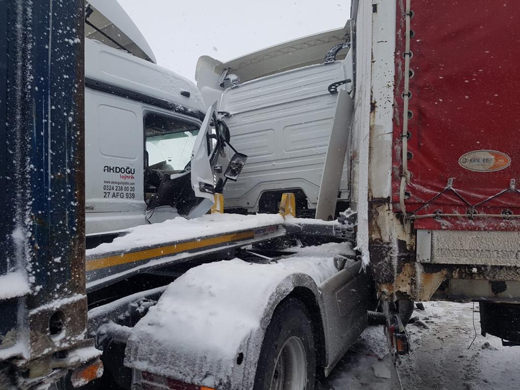 kar-yagisi-ve-buzlanma-konyada-yollari-kapatti-001.jpeg
