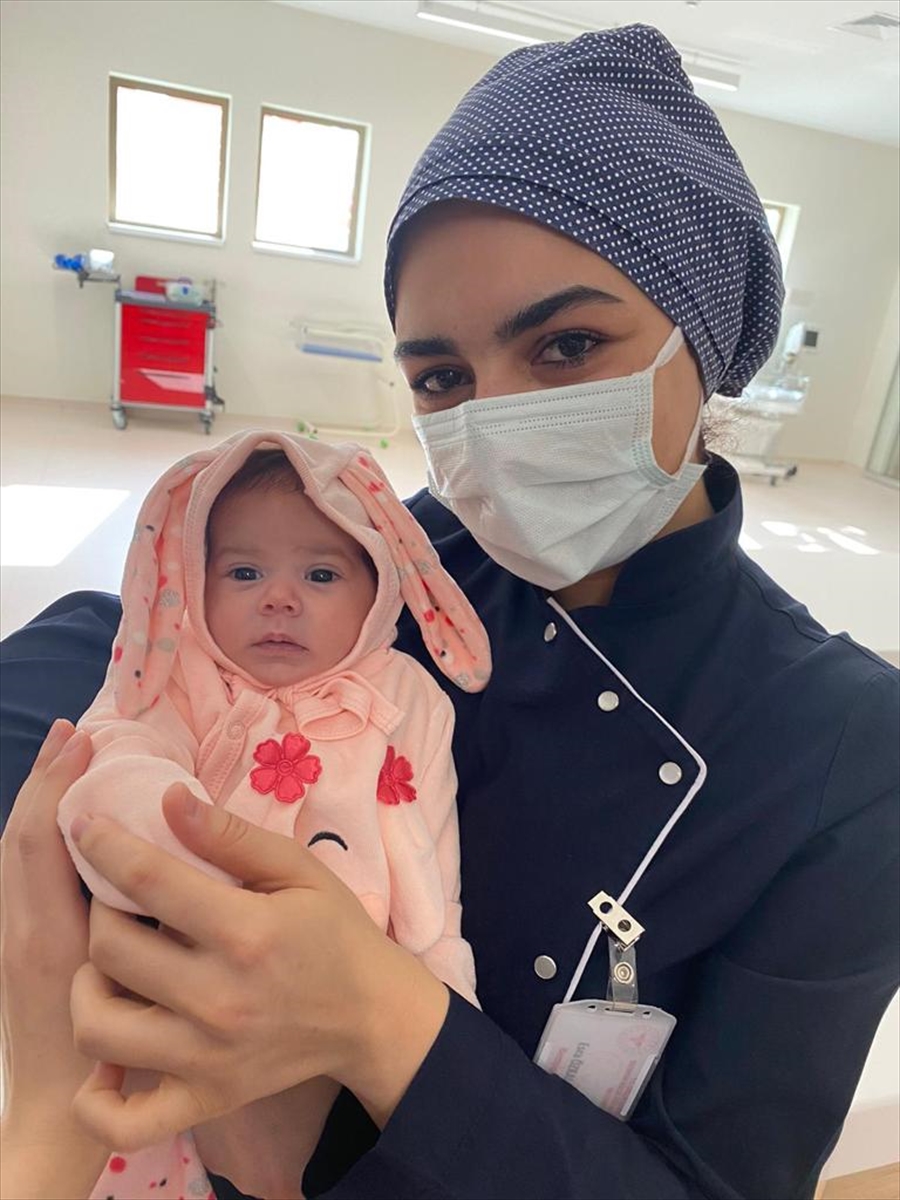 afgan-annesinin-hastanede-terk-ettigi-minik-aycelene-doktor-ve-hemsireler-sahip-cikti-001.jpg