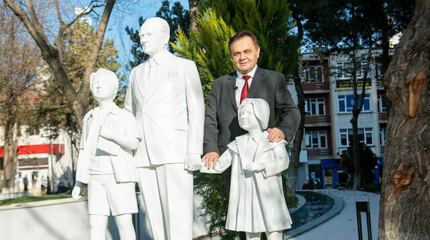 bilecik-belediyesi-bu-kez-ataturk-ve-kopegi-foksun-heykelini-yapti.jpg