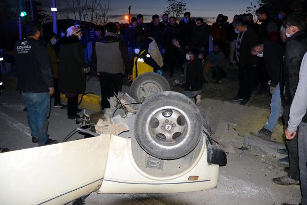 otomobil-ikiye-bolundu-icindekiler-yarali-kurtuldu-003.jpg