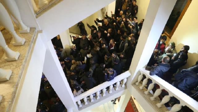 ermenistanda-hukumet-binasi-basildi.jpg
