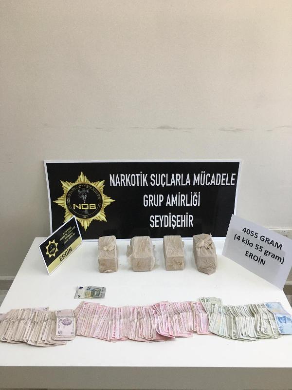 konya-polisi-zehir-tacirlerine-goz-actirmiyor-3-kisi-4-kilo-eroinle-yakalandi.jpg