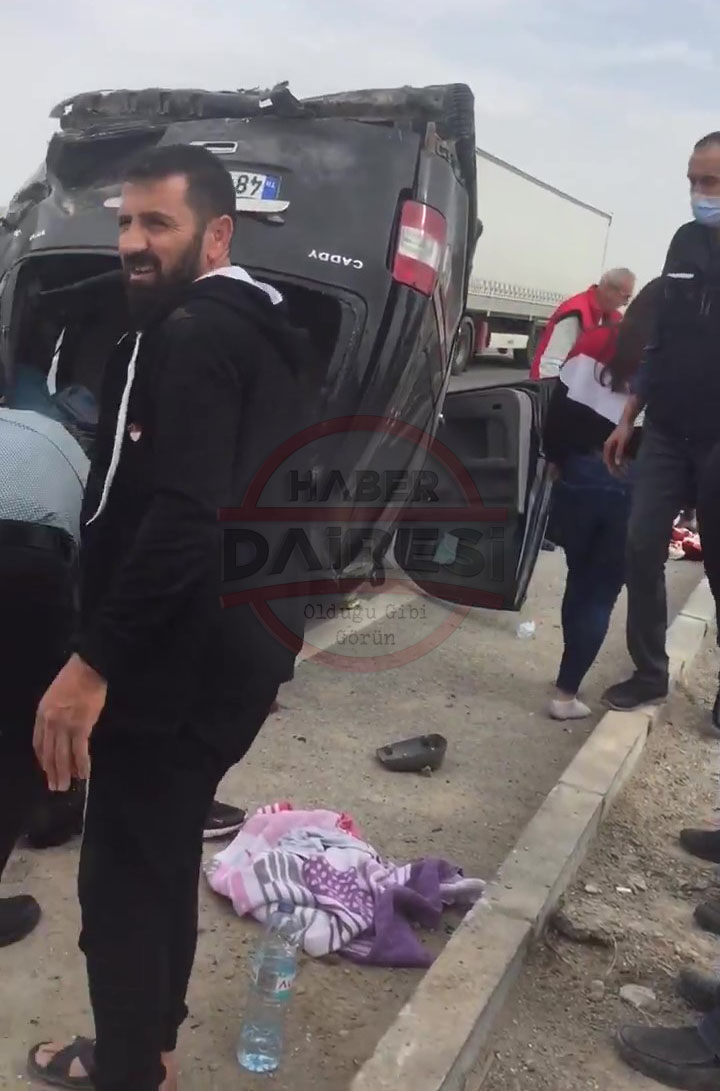 konyada-karsi-yola-gecen-hafif-ticari-arac-devrildi-anne-ve-kizi-agir-yarali.jpg