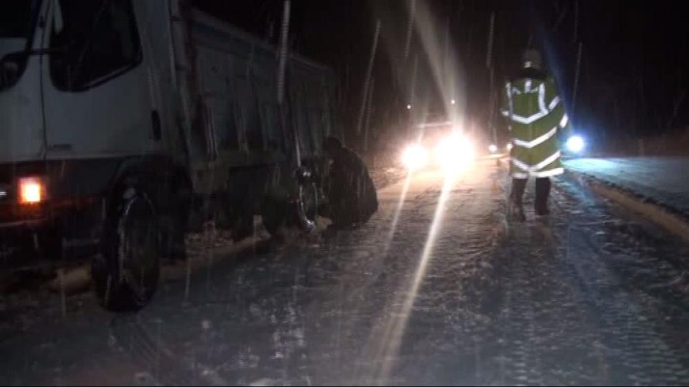 konya-antalya-kara-yolu-kar-altinda-gece-boyunca-etkisini-surdurdu.jpg