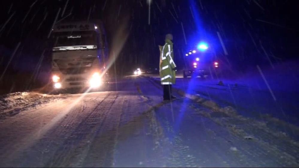 konya-antalya-kara-yolu-kar-altinda-gece-boyunca-etkisini-surdurdu3.jpg