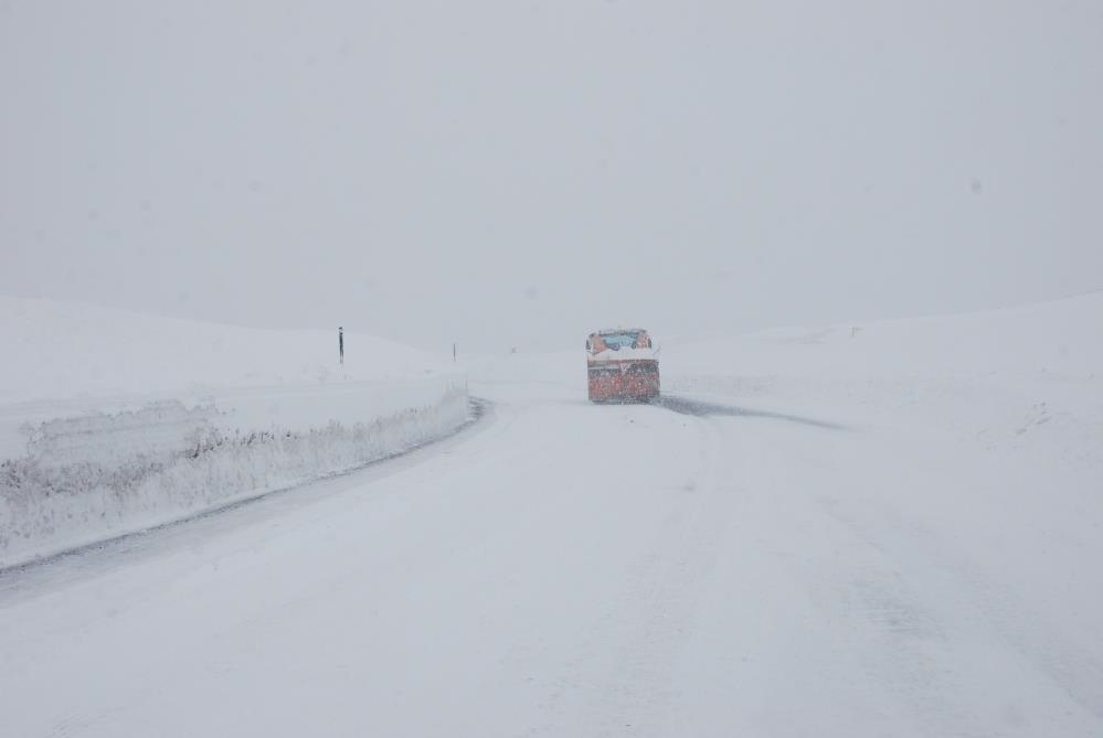 konya-yolu-beyaz-ortuyle-kaplandi-kar-kalinligi-70-santimetreye-ulasti2.jpg