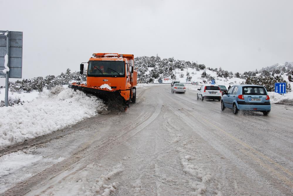 konya-yolu-beyaz-ortuyle-kaplandi-kar-kalinligi-70-santimetreye-ulasti3.jpg