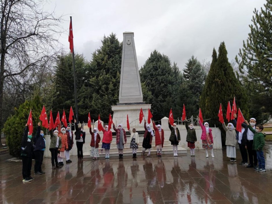 konyada-minik-hafizlik-ogrencileri-ellerinde-bayraklarla-sehitlerimizi-ziyaret-etti-3.jpg