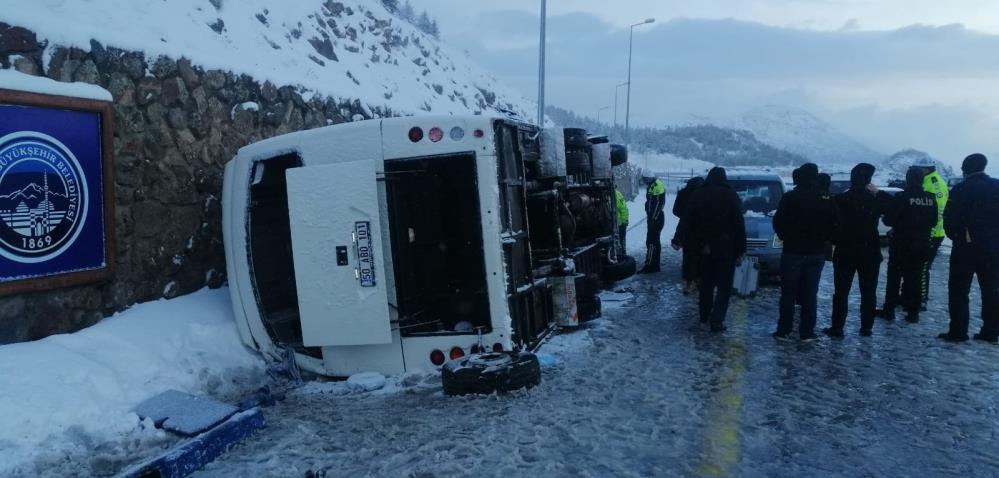 turistleri-tasiyan-midibus-devrildi-cok-sayida-yarali-var1.jpg