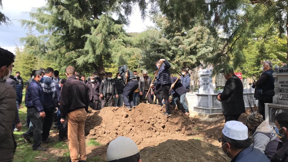 bicaklanarak-oldurulen-17-yasindaki-gizemin-cenazesi-topraga-verildi2.jpg